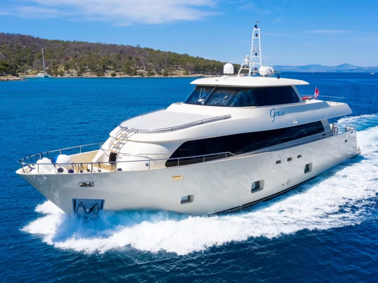 Hire Luxury Yacht  with a boat licence