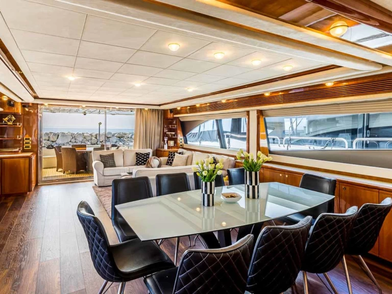 Charter a Ferretti Ferretti 880 in Seget Donji on Samboat