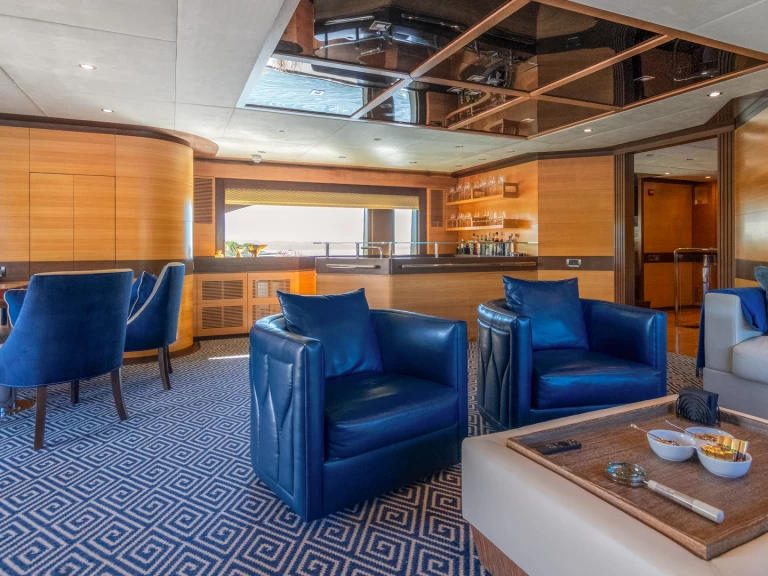 Hire Luxury Yacht  with a boat licence