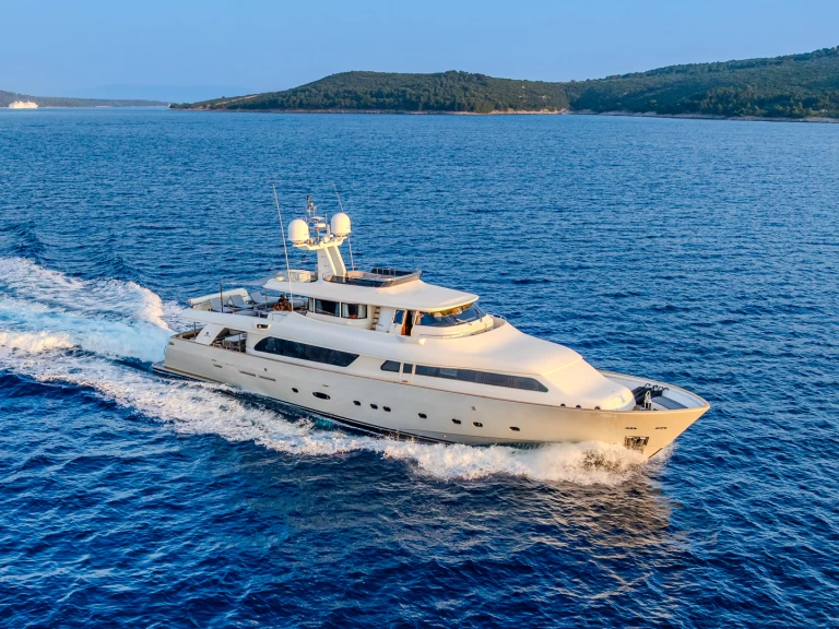 Hire a  Motoryacht Kaštel Gomilica