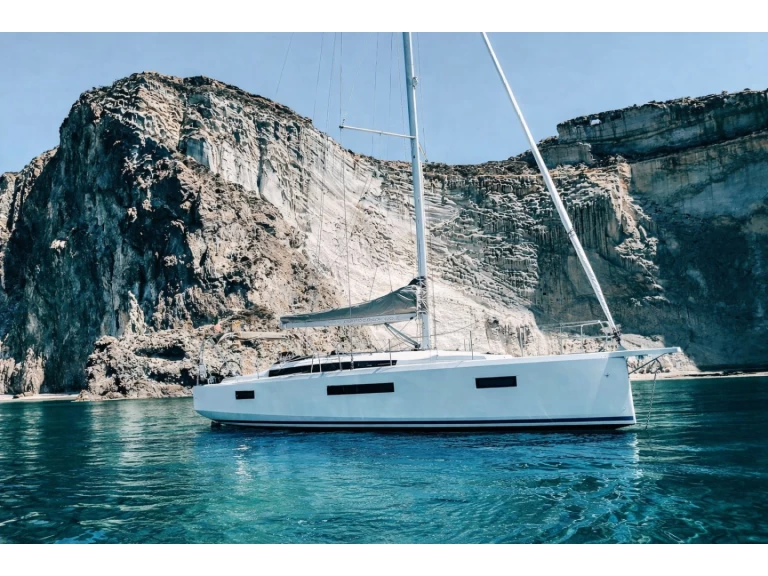 Charter a Jeanneau Sun Odyssey 410 in Nettuno on Samboat