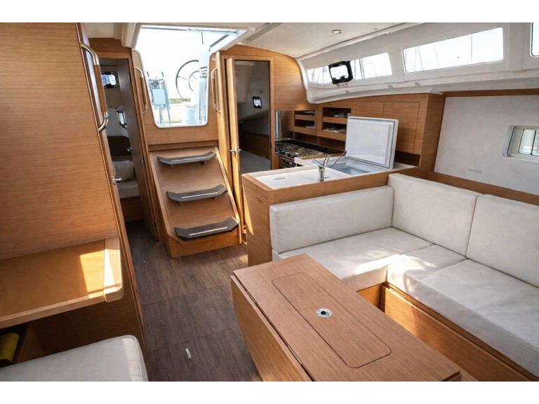 Hire Sailboat Jeanneau with a boat licence