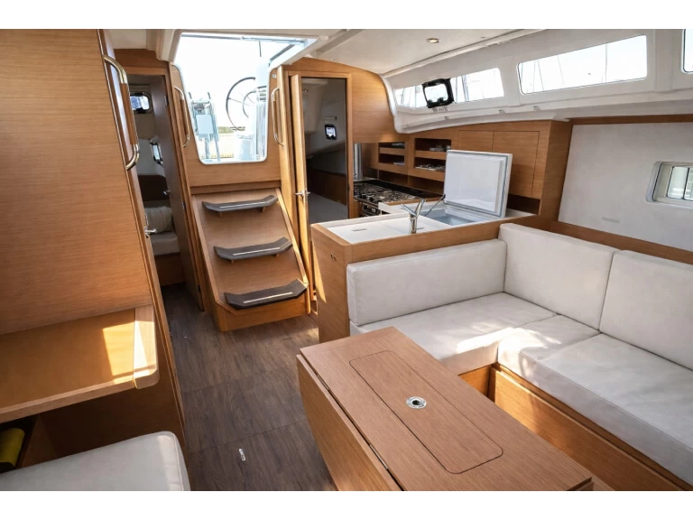 Hire Sailboat Jeanneau with a boat licence