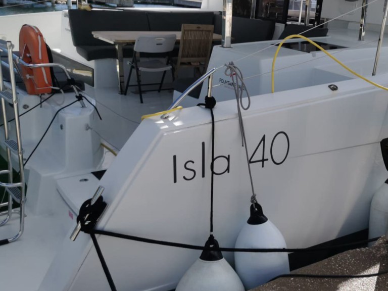 Hire Catamaran Fountaine Pajot with a boat licence