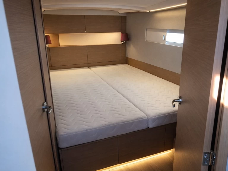 Charter a Jeanneau Sun Odyssey 410 in Nettuno on Samboat