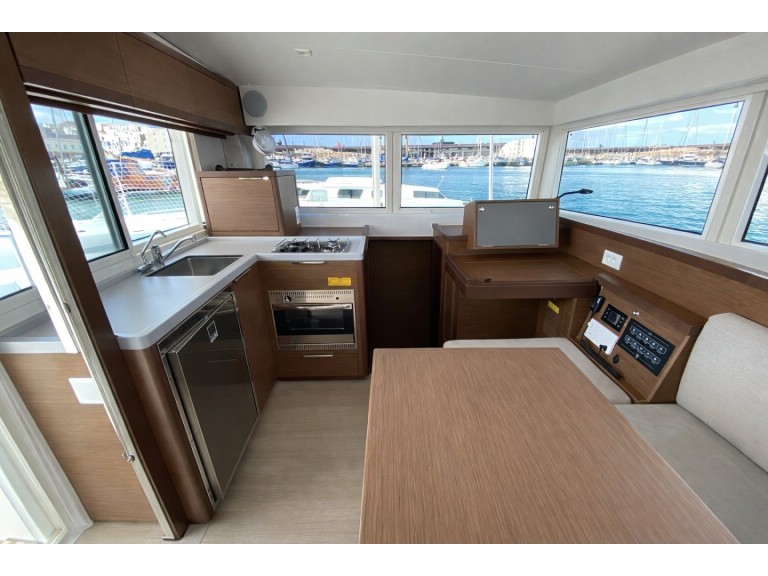 Hire a Lagoon Lagoon 40 Nettuno