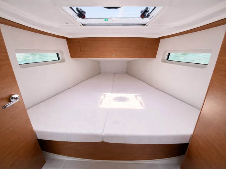 Yacht charter Nettuno - Jeanneau Sun Odyssey 350 on SamBoat