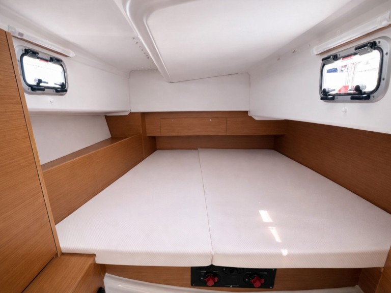 Yacht charter Nettuno - Jeanneau Sun Odyssey 380 on SamBoat