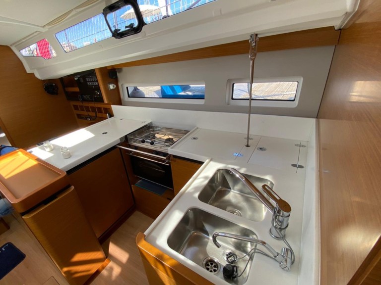 Charter a Jeanneau Sun Odyssey 440 in Nettuno on Samboat