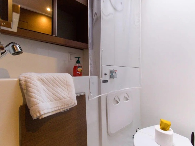 Hire Catamaran Lagoon with a boat licence