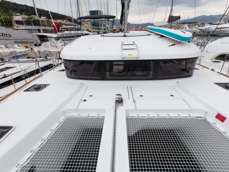 Catamaran to hire Lávrio at the best price