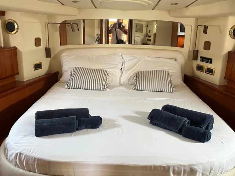 Hire Luxury Yacht  with a boat licence