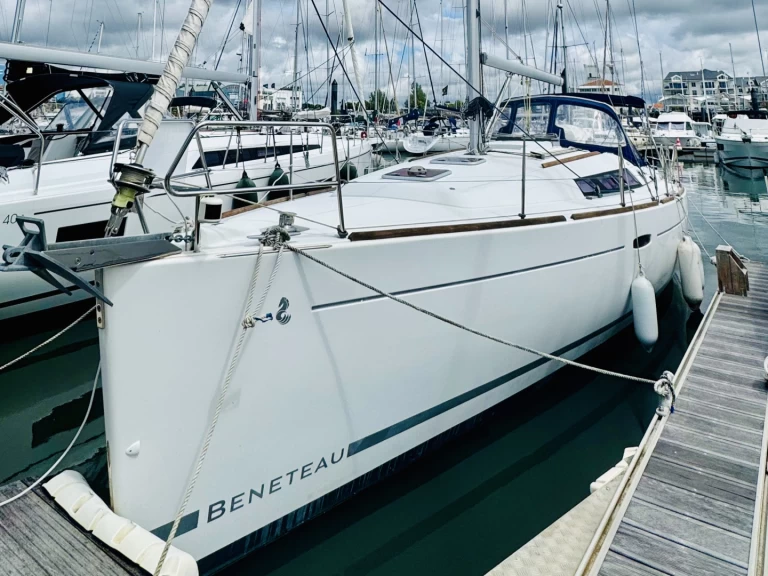 Hire a Bénéteau Oceanis 37 Les Sables-d'Olonne