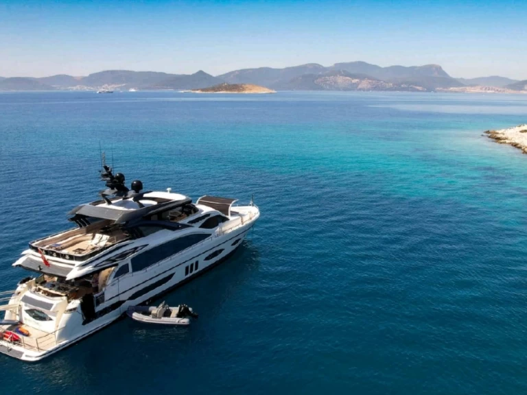 Hire Luxury Yacht Custom Made with a boat licence