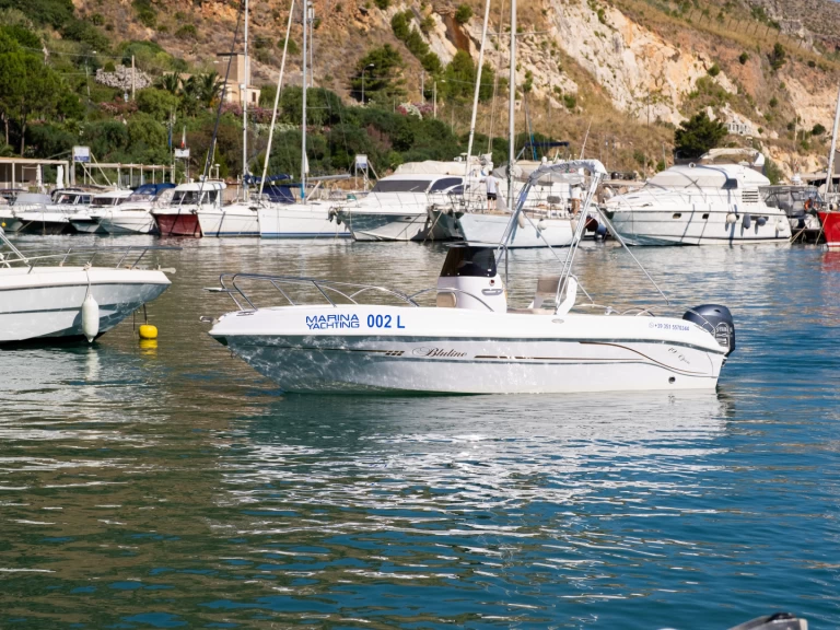 Hire Motorboat bluline cantiere tancredi with a boat licence