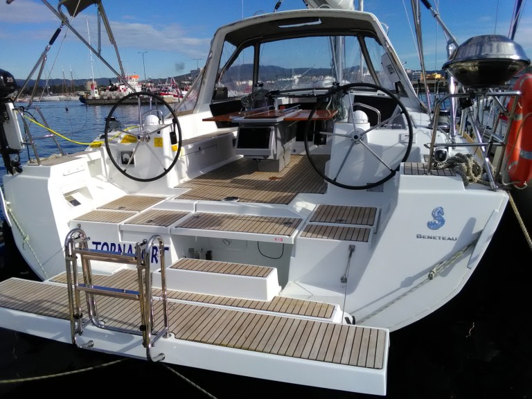 Bénéteau Oceanis 45 charter bareboat or skippered in  Palamós