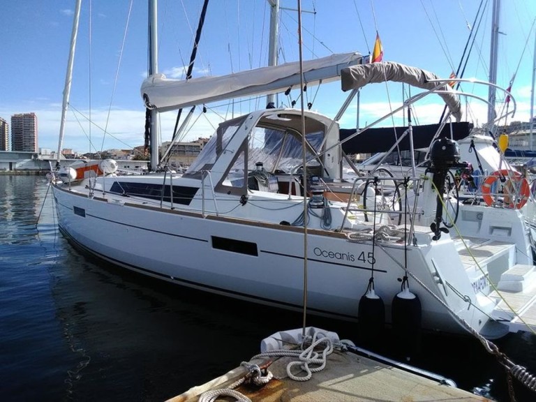 Hire a Bénéteau Oceanis 45 Palamós
