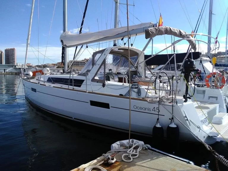 Hire a Bénéteau Oceanis 45 Palamós