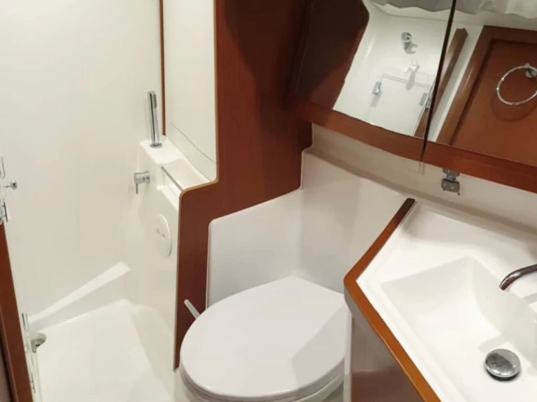 Sailboat hire in San Miguel De Abona - Bénéteau Oceanis 45