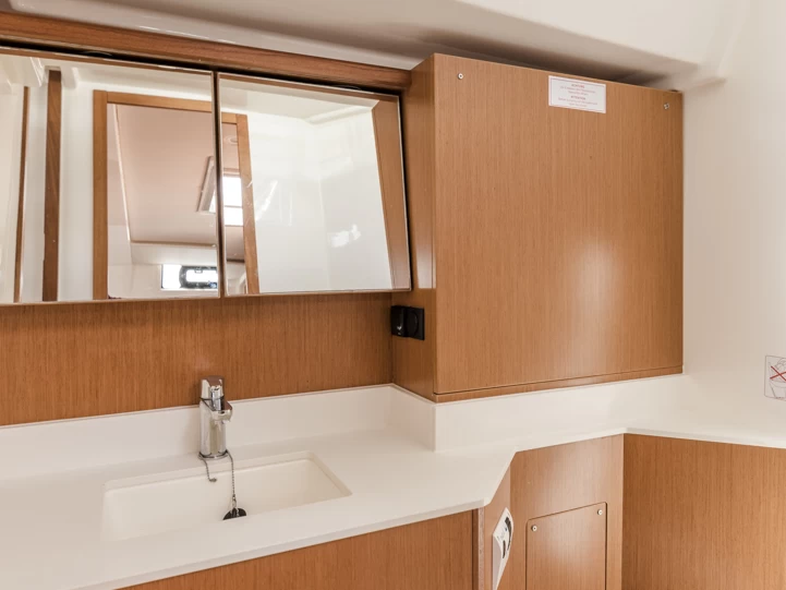 Sailboat to hire Tourlos at the best price