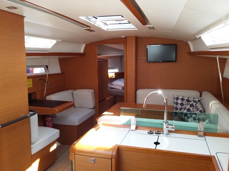 Jeanneau Sun Odyssey 419 charter bareboat or skippered in  Palamós