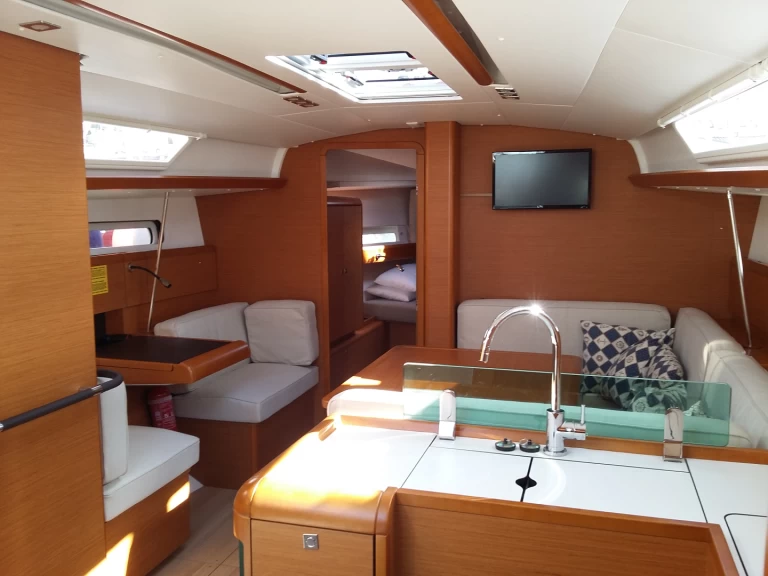 Jeanneau Sun Odyssey 419 charter bareboat or skippered in  Palamós