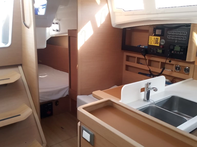 Hire Sailboat with or without skipper Jeanneau Palamós