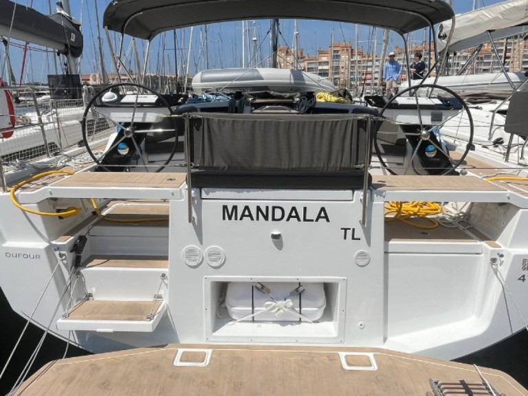 Sailboat to hire Hyères at the best price