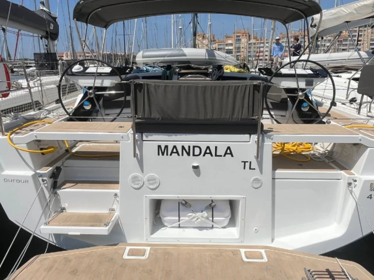 Sailboat to hire Hyères at the best price