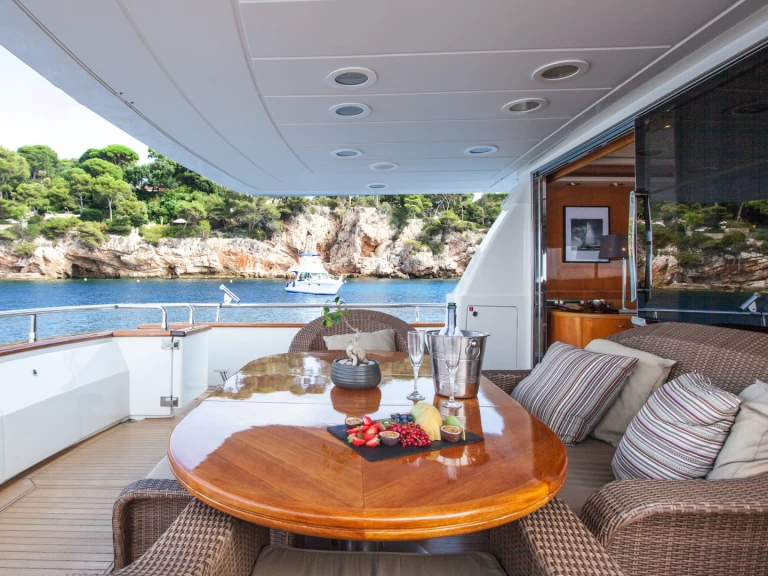 Hire Luxury Yacht San Lorenzo with a boat licence