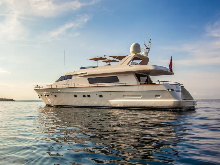 Hire Luxury Yacht San Lorenzo with a boat licence