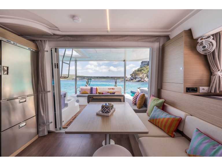 Hire Catamaran Lagoon with a boat licence