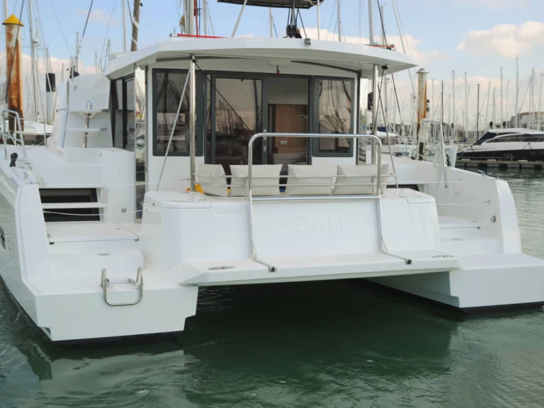Catamaran to hire Lefkáda at the best price