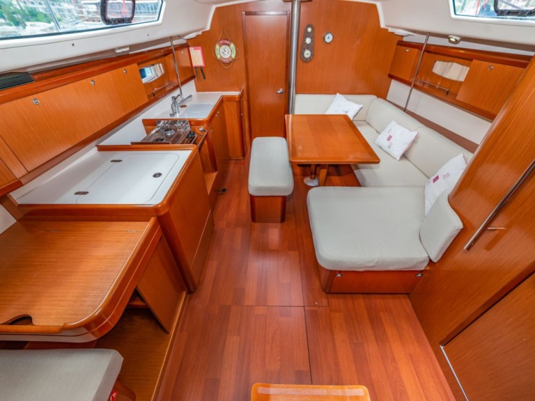 Hire a Bénéteau Beneteau Oceanis 40 Cansum Fethiye