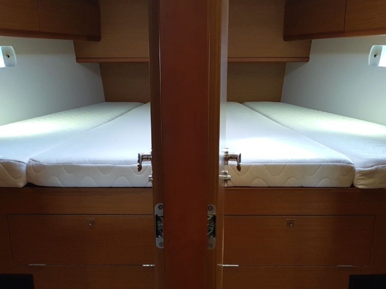 Hire Sailboat with or without skipper Jeanneau Lefkáda