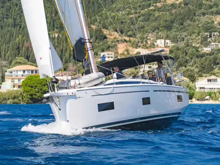 Charter a Bavaria Bavaria C38 in Nikiána on Samboat