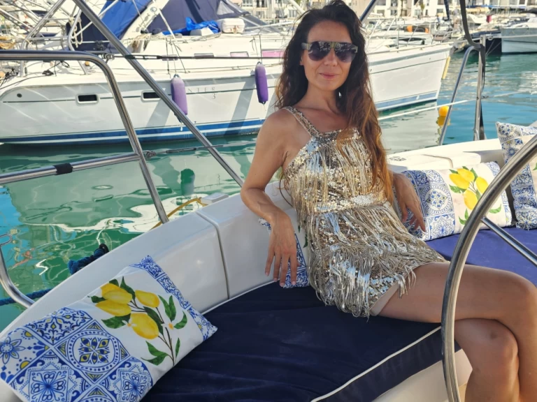 Charter a Hunter Hunter 376 in Puerto Banús on Samboat