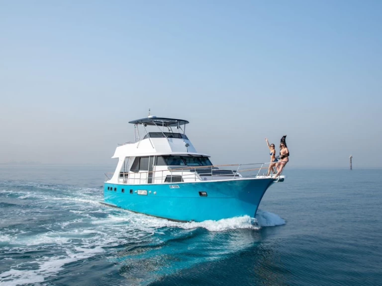 Hire Luxury Yacht Hatteras with a boat licence