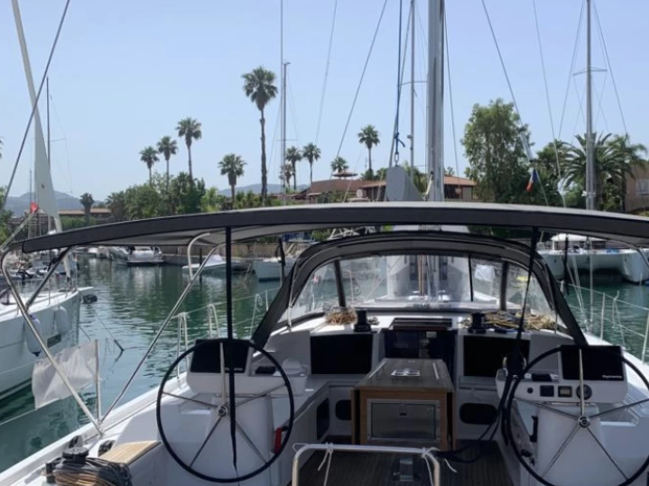 Sailboat to hire La Trinité-sur-Mer at the best price