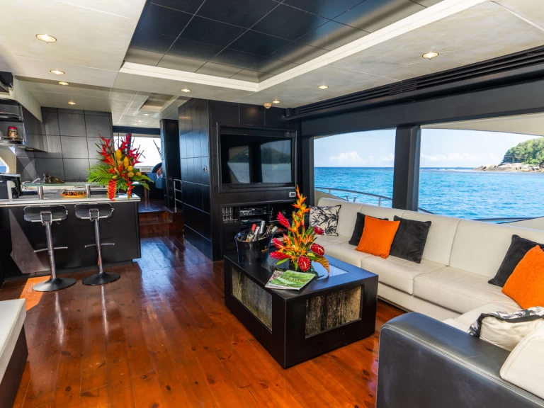 Hire Luxury Yacht DURETTI with a boat licence