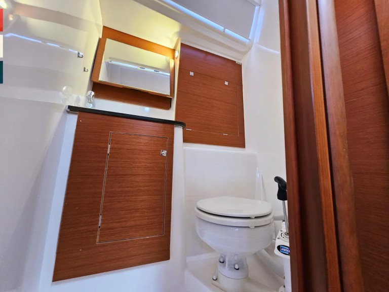 Sailboat to hire Vlycho at the best price