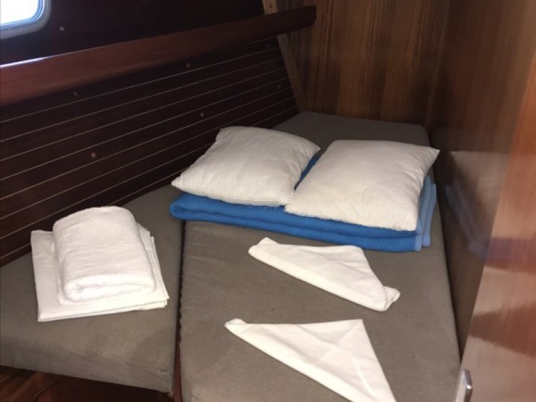 Hire a Elan Elan 45 Vlycho