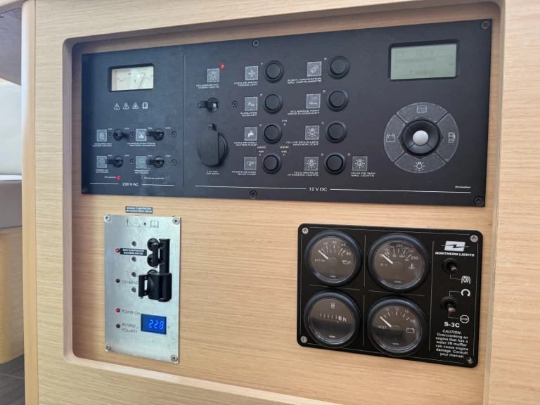 Catamaran to hire Nikiána at the best price