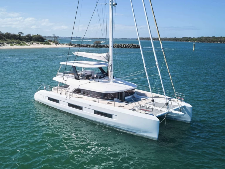 Hire Luxury Yacht Lagoon with a boat licence
