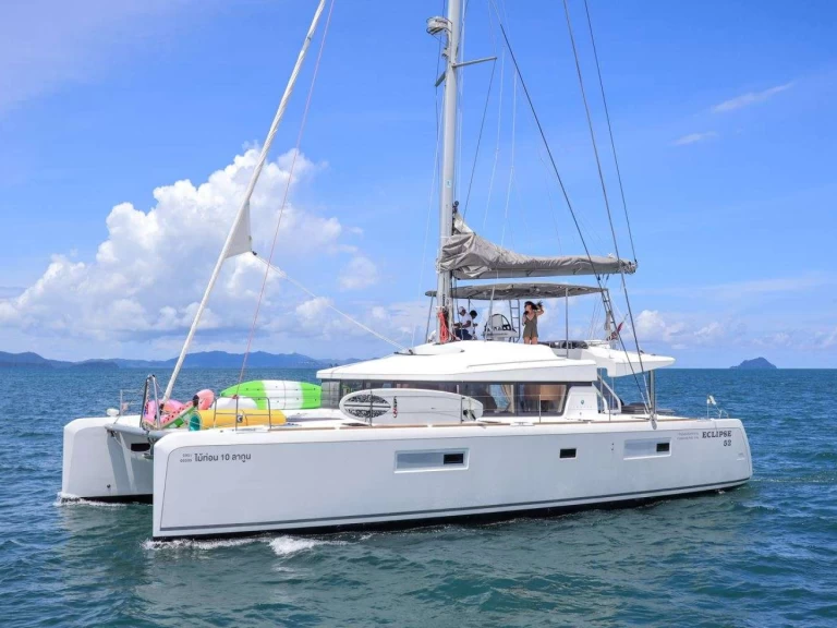 Hire Luxury Yacht Lagoon with a boat licence