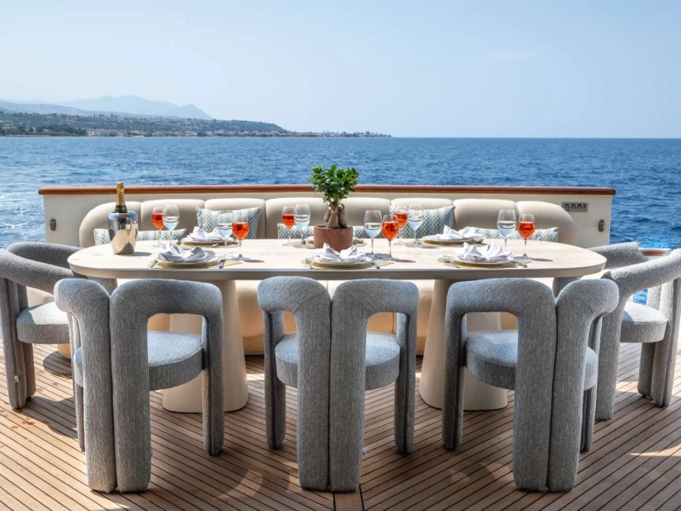 Hire Luxury Yacht Baglietto with a boat licence