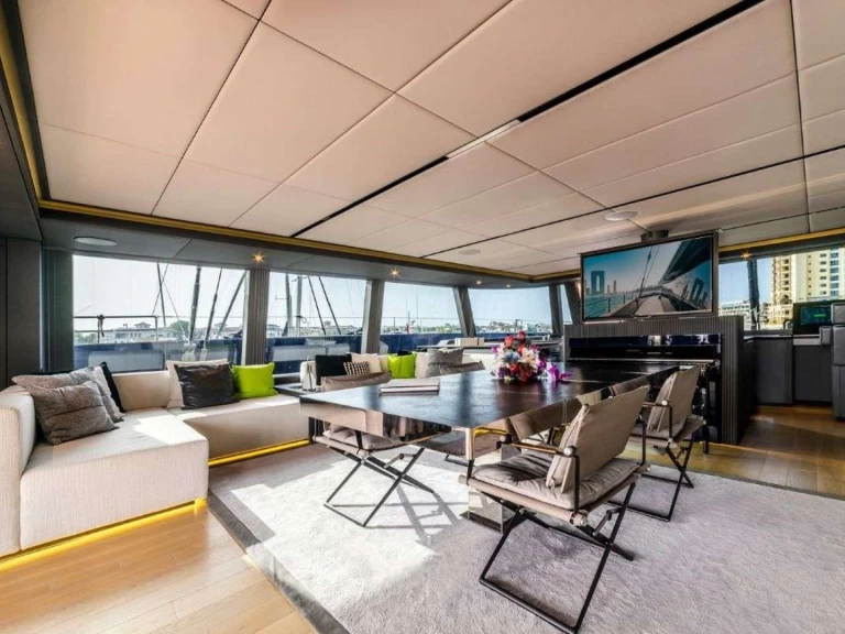 Hire Luxury Yacht Sunreef with a boat licence