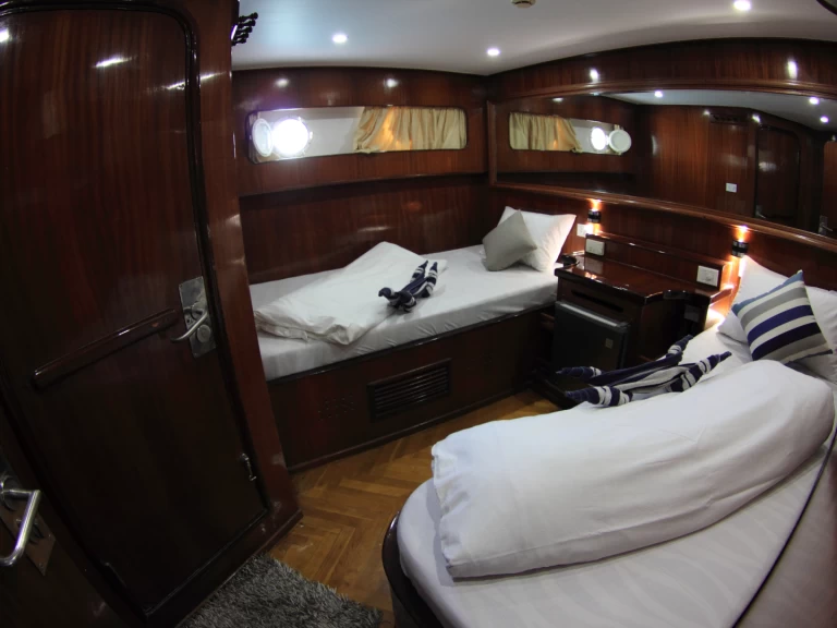 Hire Luxury Yacht  with a boat licence