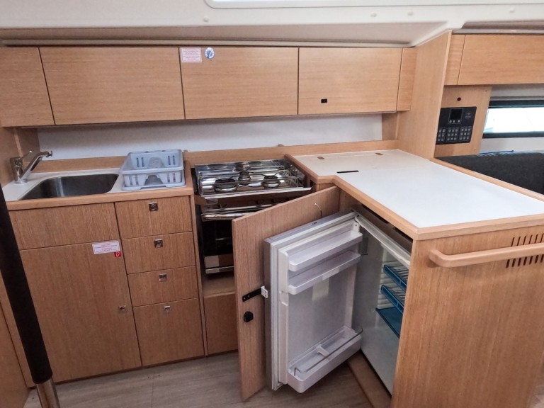 Sailboat to hire Izola at the best price