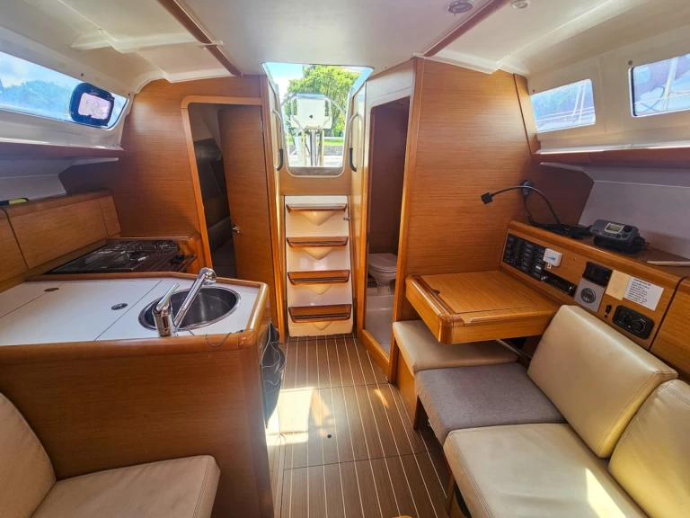 Hire Sailboat with or without skipper Jeanneau Izola